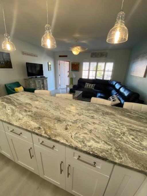 Beachfront Condo On Quiet Treasure Island- 1 Bed St. Pete Beach Kültér fotó